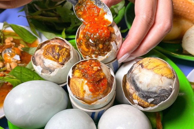 Khách Tây thử món nhiều người Việt cũng chưa chắc dám ăn, nhận xét: "Ở Mỹ tôi không thể tìm thấy nó!"- Ảnh 6.