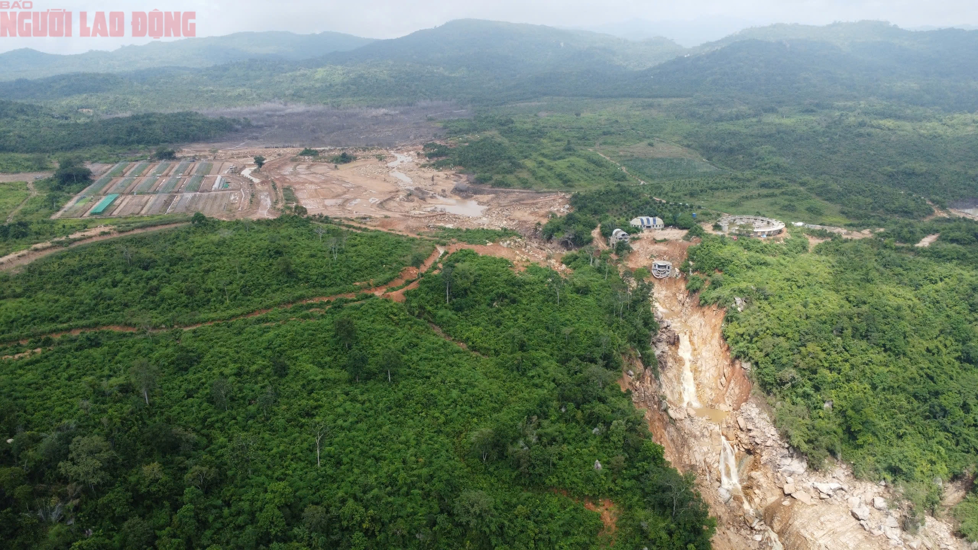 Vụ vỡ hồ chứa nước làm chết người: Chủ đầu tư nói “do thiên tai, không phải vì lỗi thiết kế"!- Ảnh 3. Vụ vỡ hồ chứa nước làm chết người: Chủ đầu tư nói “do thiên tai, không phải vì lỗi thiết kế"!- Ảnh 3.
