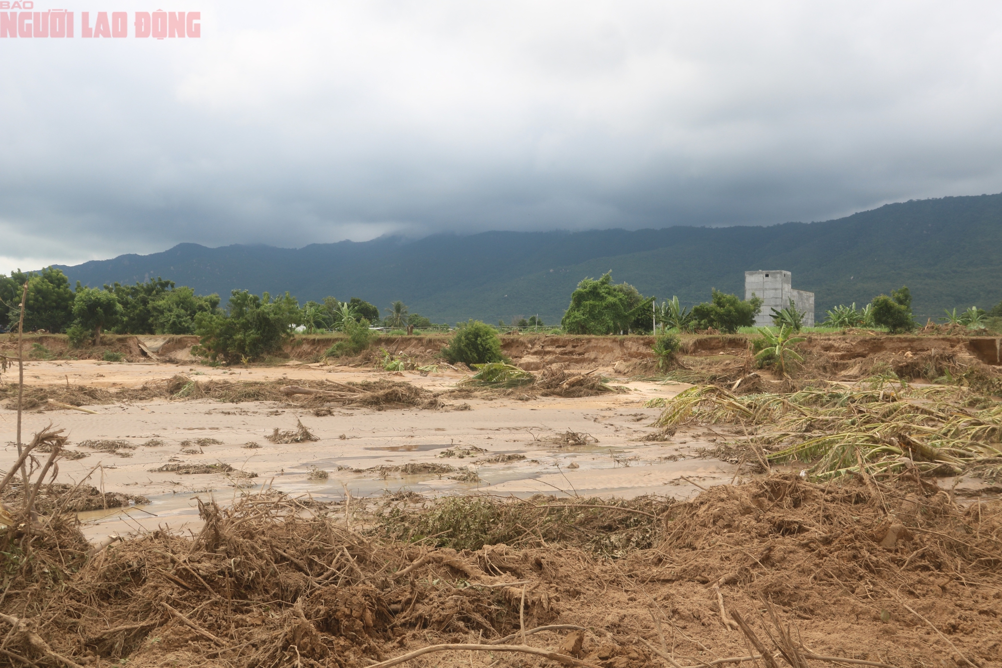 Vụ vỡ hồ chứa nước làm chết người: Chủ đầu tư nói “do thiên tai, không phải vì lỗi thiết kế"!- Ảnh 2. Vụ vỡ hồ chứa nước làm chết người: Chủ đầu tư nói “do thiên tai, không phải vì lỗi thiết kế"!- Ảnh 2.