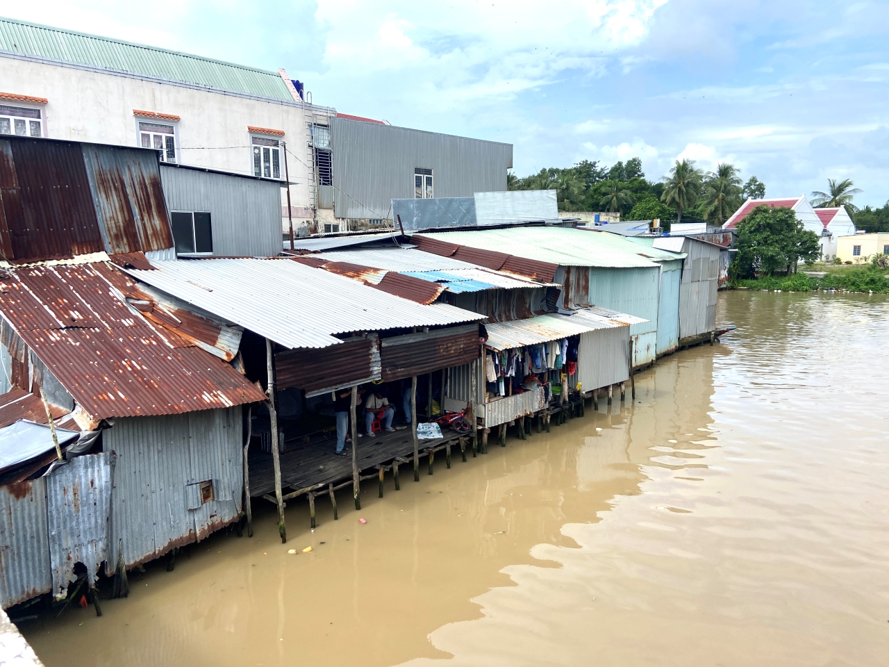 Cảnh lạ tại nhà chị Lê Thị Kiều sau vụ con 4 trai tháng tuổi không may rơi xuống kênh tử vong- Ảnh 1.