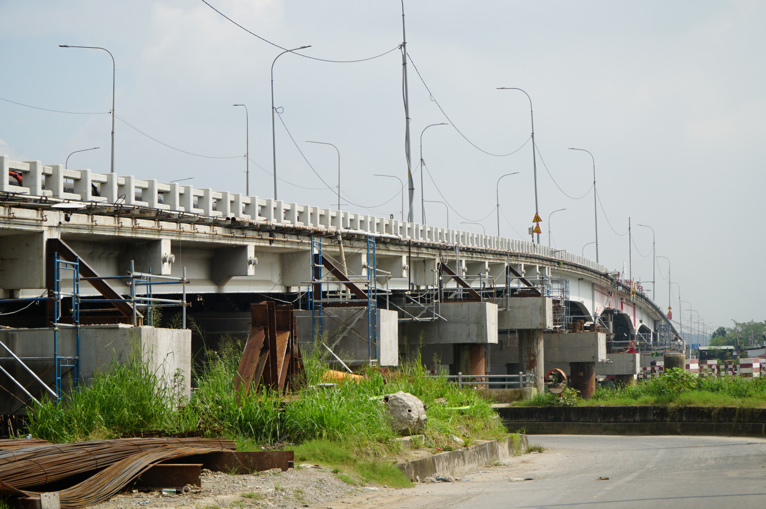 "Thần đèn" tạo kỳ tích nâng cây cầu nối Thủ Đức sang quận 12 cũ (TP.HCM) cao thêm hơn 1 mét, bí ẩn doanh nghiệp đứng sau- Ảnh 1. "Thần đèn" tạo kỳ tích nâng cây cầu nối Thủ Đức sang quận 12 cũ (TP.HCM) cao thêm hơn 1 mét, bí ẩn doanh nghiệp đứng sau- Ảnh 1.