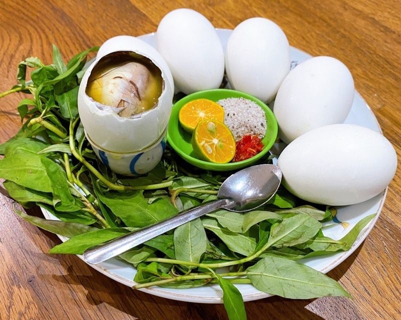 Khách Tây thử món nhiều người Việt cũng chưa chắc dám ăn, nhận xét: "Ở Mỹ tôi không thể tìm thấy nó!"- Ảnh 5.