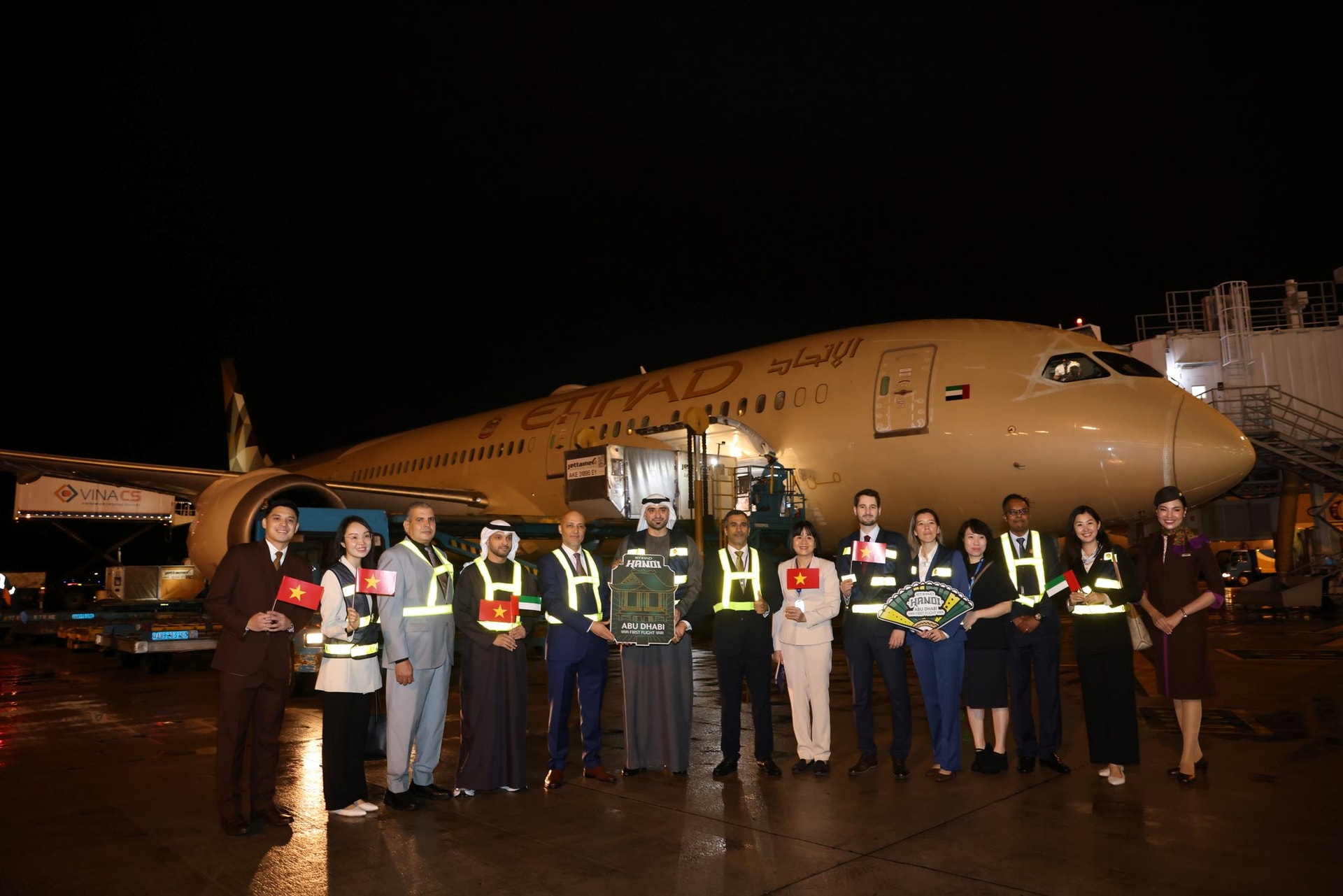 Lần đầu tiên có đường bay thẳng Hà Nội - Abu Dhabi: "Siêu máy bay" vừa xuất hiện tại Nội Bài- Ảnh 5.