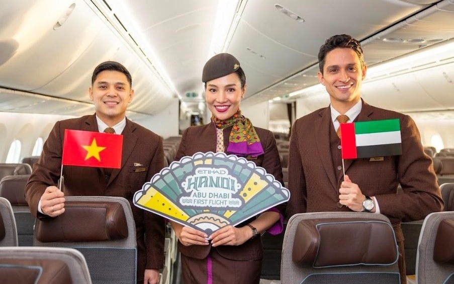 Hàng trăm nghìn tấn hàng của Việt Nam ồ ạt tràn sang Lào với giá đắt đỏ: Thuế xuất khẩu 5%, nước ta là ông trùm khu vực ASEAN- Ảnh 6. Lần đầu tiên có đường bay thẳng Hà Nội - Abu Dhabi: "Siêu máy bay" vừa xuất hiện tại Nội Bài