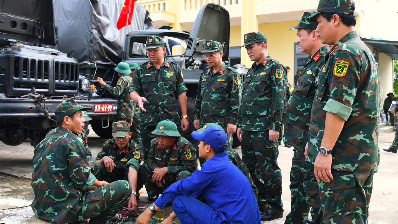 Quân khu 5 sẵn sàng xe bọc thép ứng phó với bão số 13- Ảnh 5.