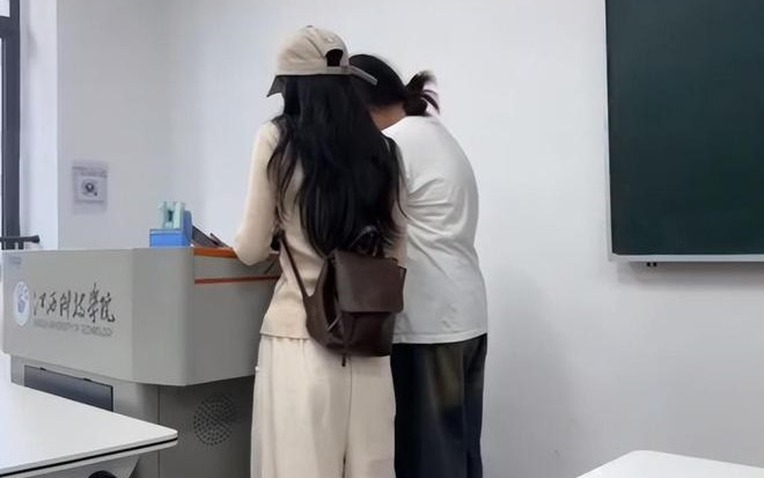 Bóng lưng của 2 nữ sinh khiến hàng triệu người tranh luận- Ảnh 1.