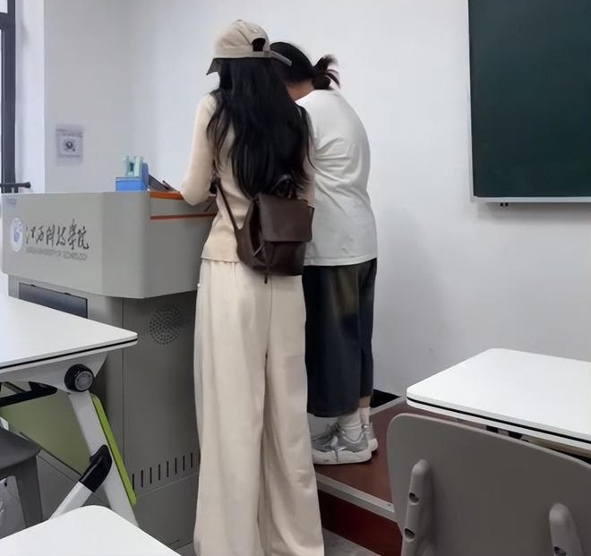 Bóng lưng của 2 nữ sinh khiến hàng triệu người tranh luận- Ảnh 2.