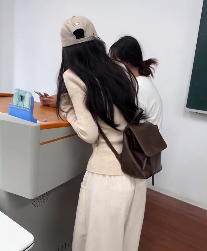 Bóng lưng của 2 nữ sinh khiến hàng triệu người tranh luận- Ảnh 3.