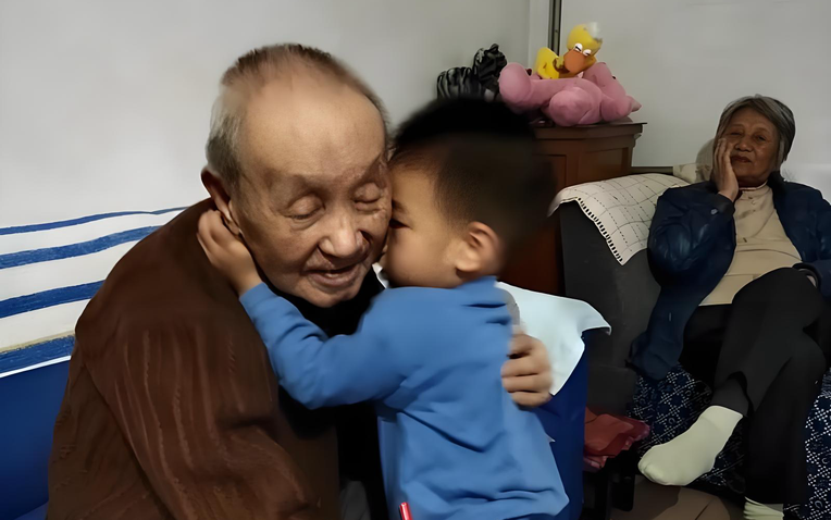 Bài văn "Ông tôi" của cậu bé lớp 2 giành giải Nhì toàn quốc, chỉ 26 chữ nhưng khiến ai cũng rơi lệ- Ảnh 1.