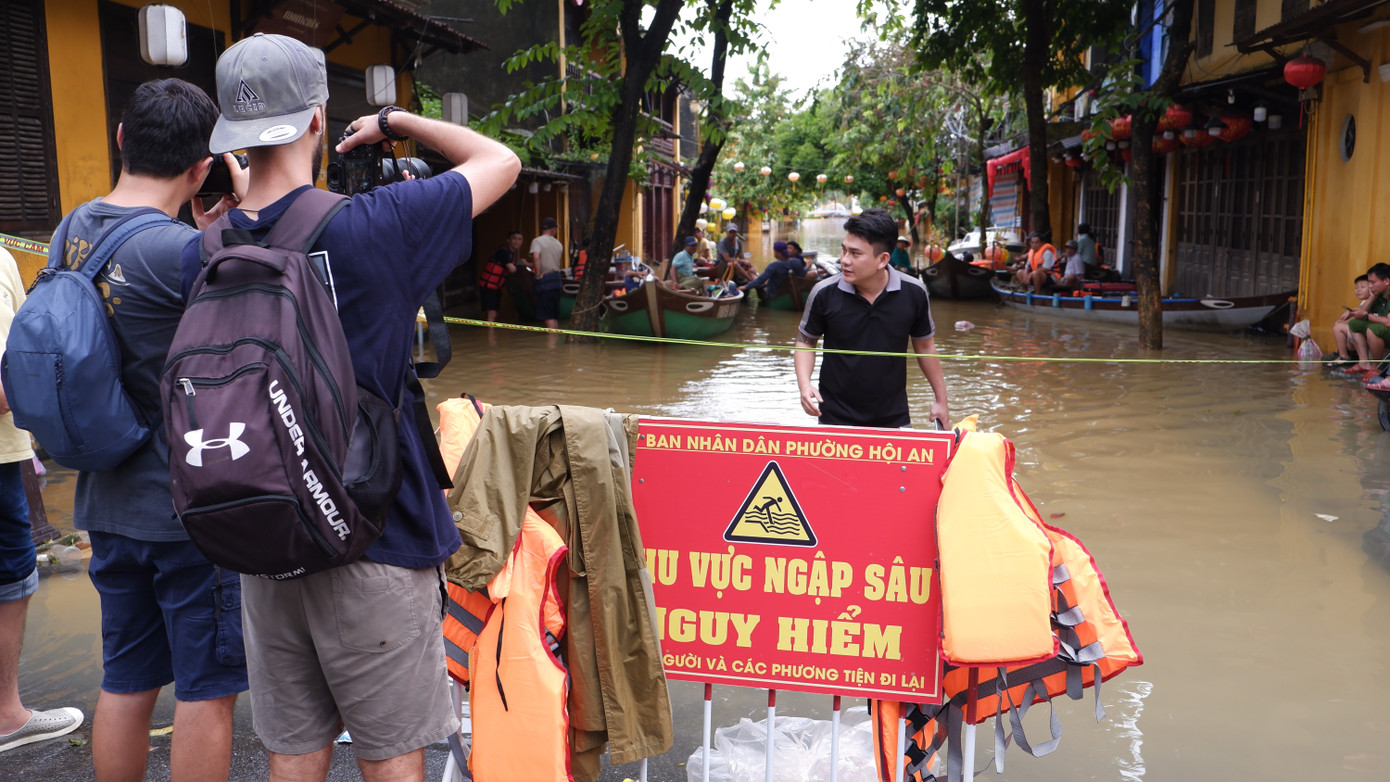 Phố cổ Hội An ngập trở lại- Ảnh 7.