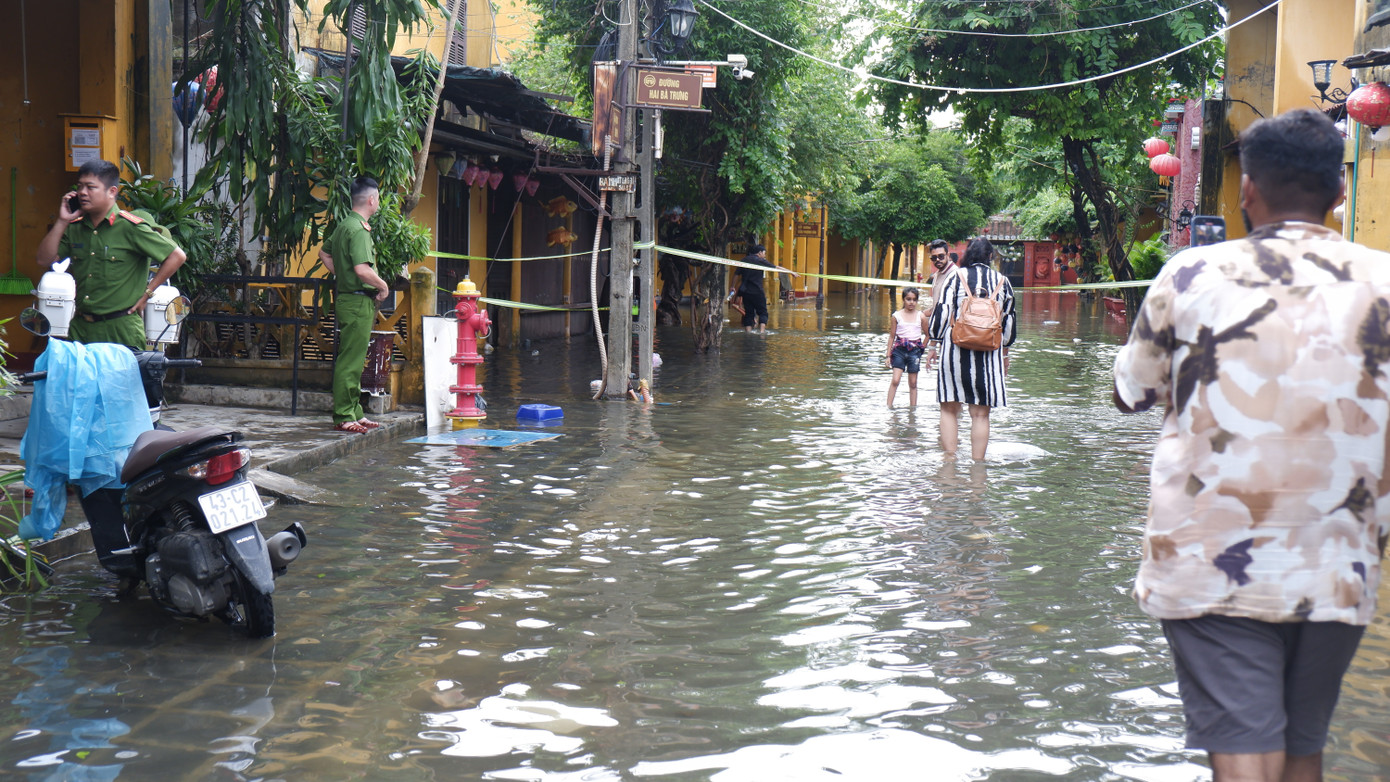 Phố cổ Hội An ngập trở lại- Ảnh 13.