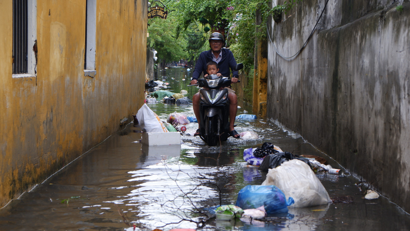 Phố cổ Hội An ngập trở lại- Ảnh 4.