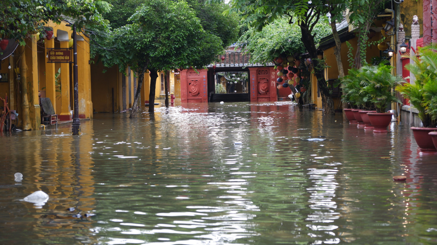 Phố cổ Hội An ngập trở lại- Ảnh 14.