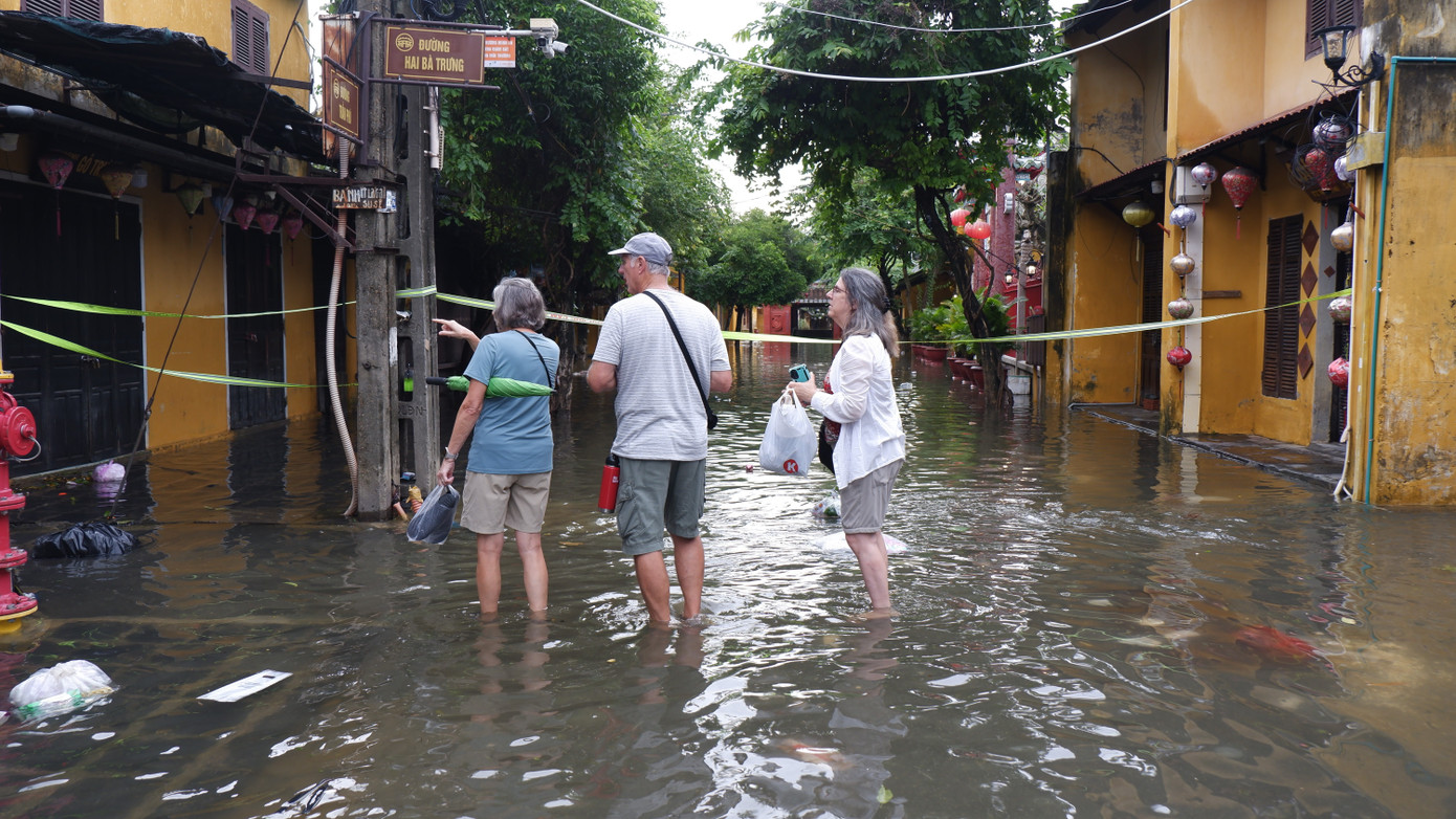 Phố cổ Hội An ngập trở lại- Ảnh 12.