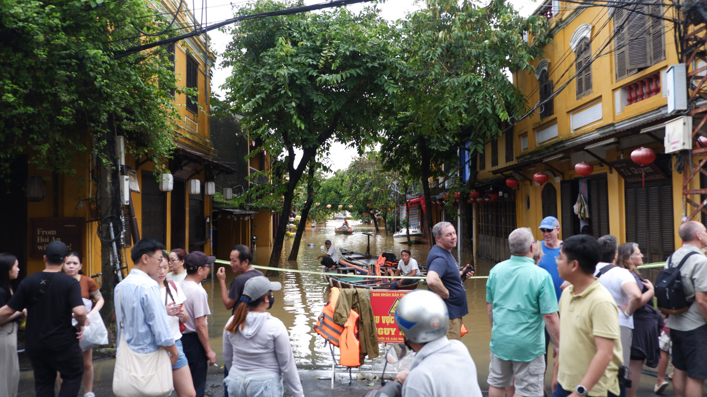 Phố cổ Hội An ngập trở lại- Ảnh 11.