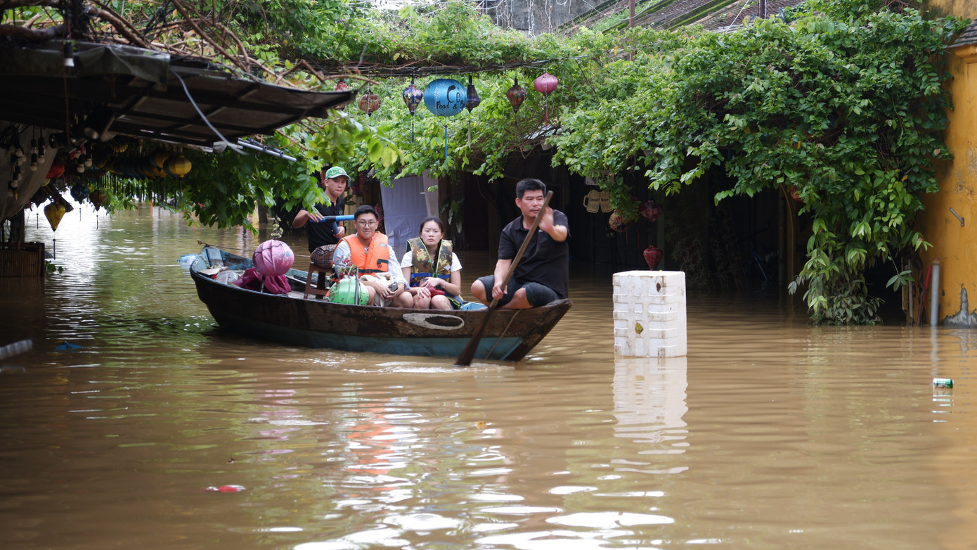 Phố cổ Hội An ngập trở lại- Ảnh 8.