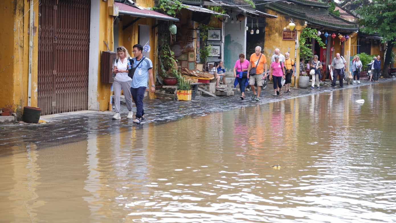 Phố cổ Hội An ngập trở lại- Ảnh 15.