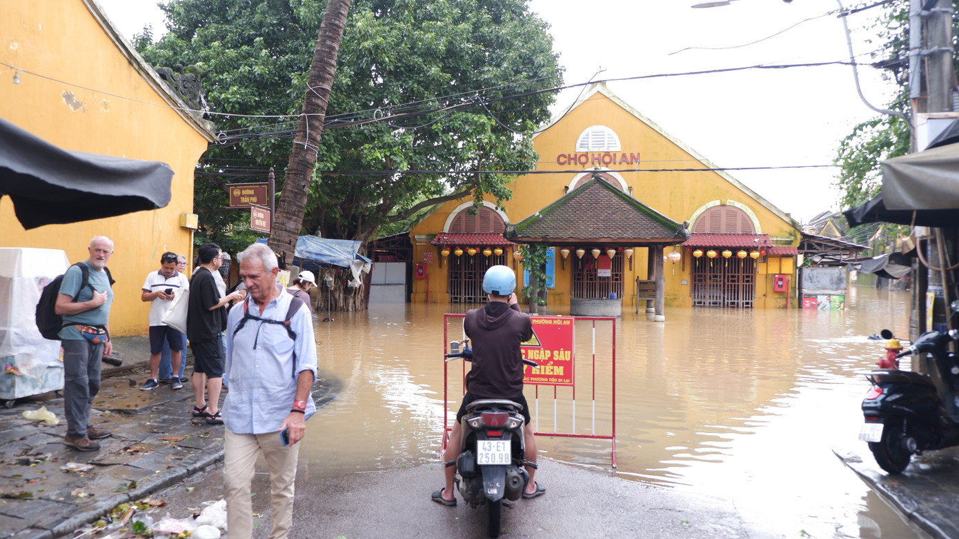 Phố cổ Hội An ngập trở lại- Ảnh 2.