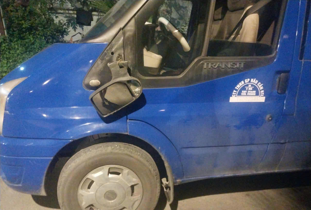 TP HCM: Xác minh video nam thanh niên mặc áo đỏ đập gãy gương ô tô tải- Ảnh 1.