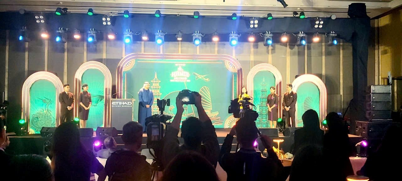 Lần đầu tiên có đường bay thẳng Hà Nội - Abu Dhabi: "Siêu máy bay" vừa xuất hiện tại Nội Bài- Ảnh 4.