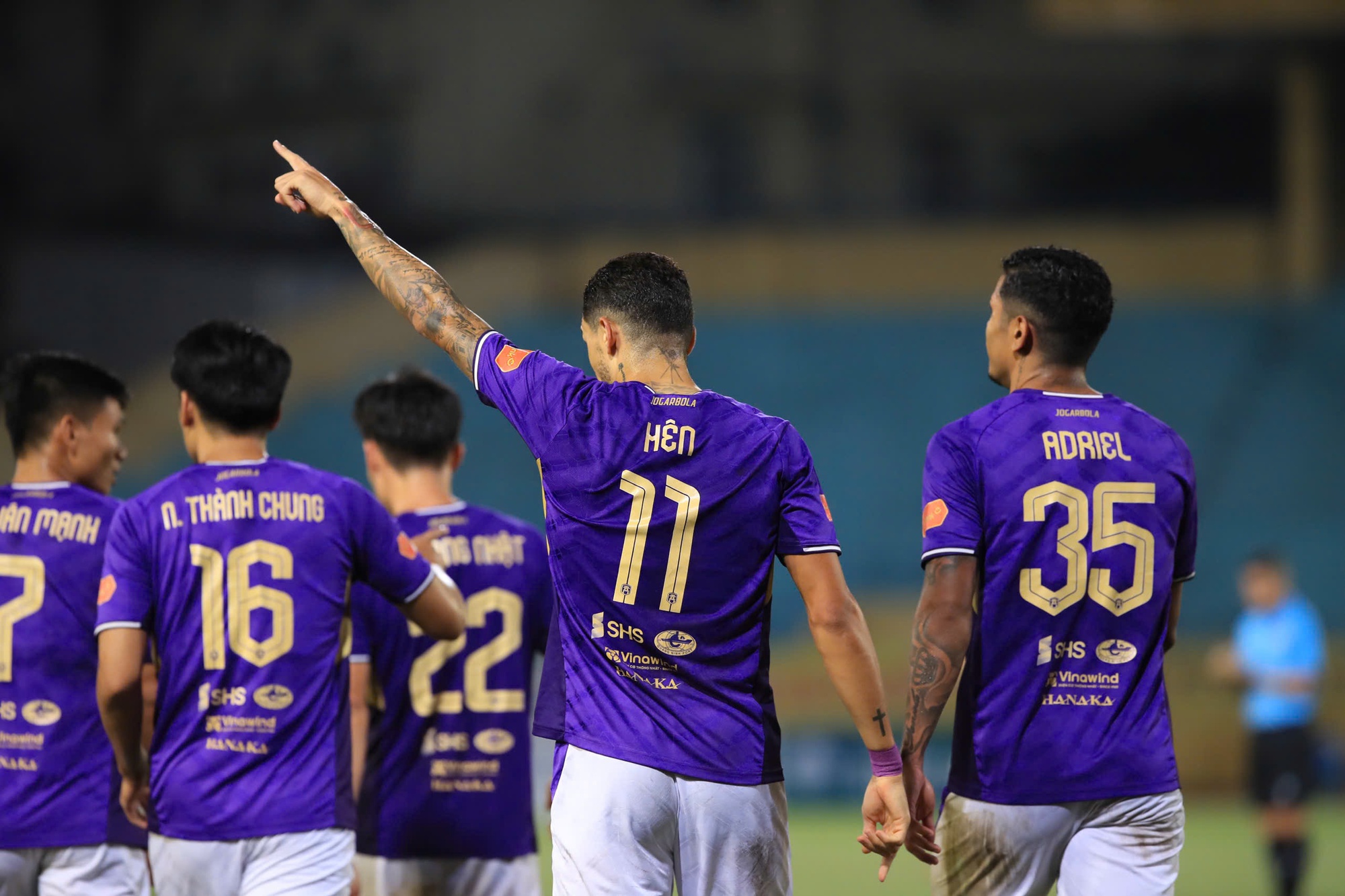 Sao nhập tịch Hoàng Hên lập cú đúp, đội bầu Hiển thắng tưng bừng; HAGL thua đau phút cuối- Ảnh 4. Sao nhập tịch Hoàng Hên lập cú đúp, đội bầu Hiển thắng tưng bừng; HAGL thua đau phút cuối- Ảnh 4.