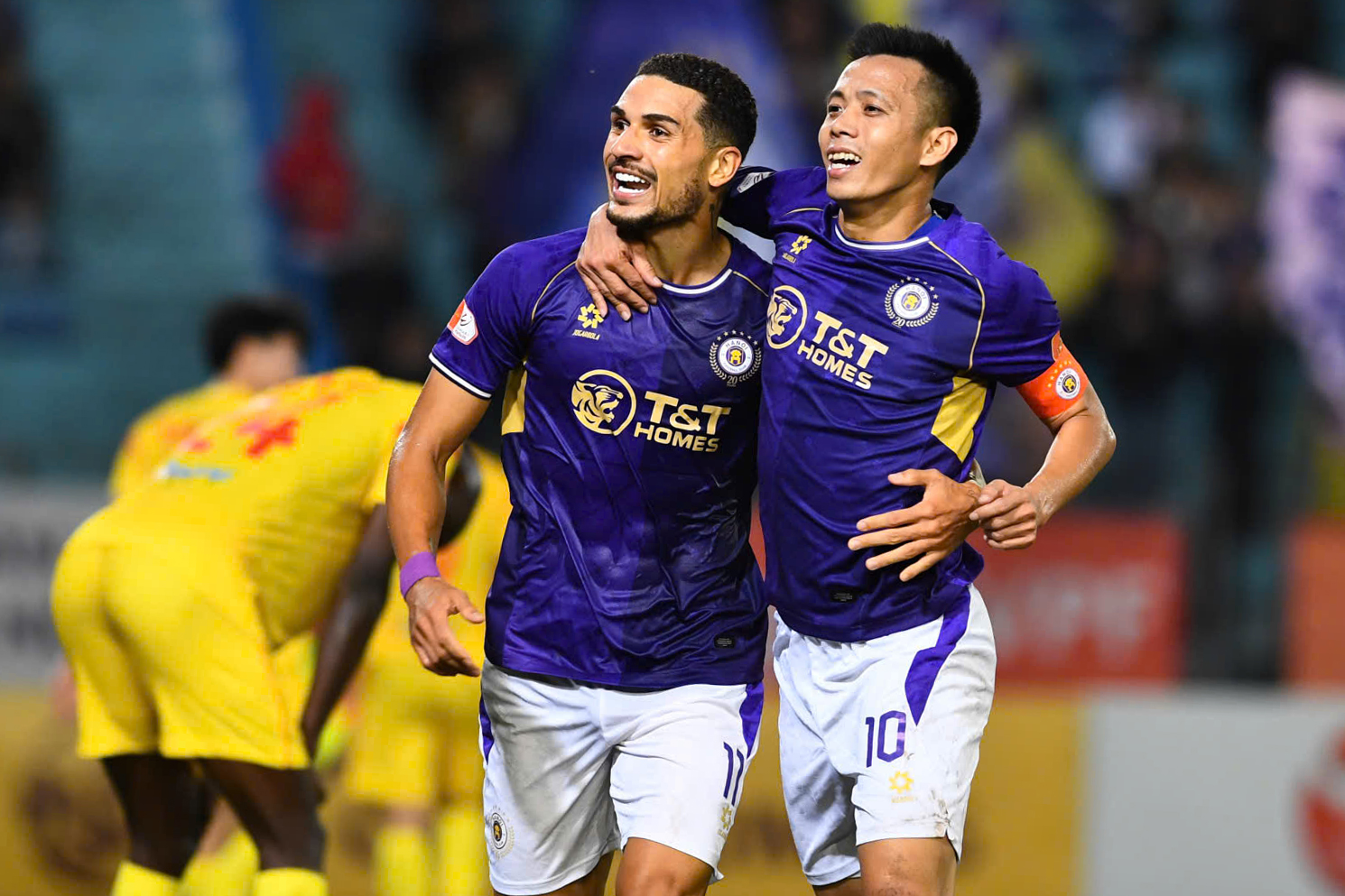 Sao nhập tịch Hoàng Hên lập cú đúp, đội bầu Hiển thắng tưng bừng; HAGL thua đau phút cuối- Ảnh 3. Sao nhập tịch Hoàng Hên lập cú đúp, đội bầu Hiển thắng tưng bừng; HAGL thua đau phút cuối- Ảnh 3.