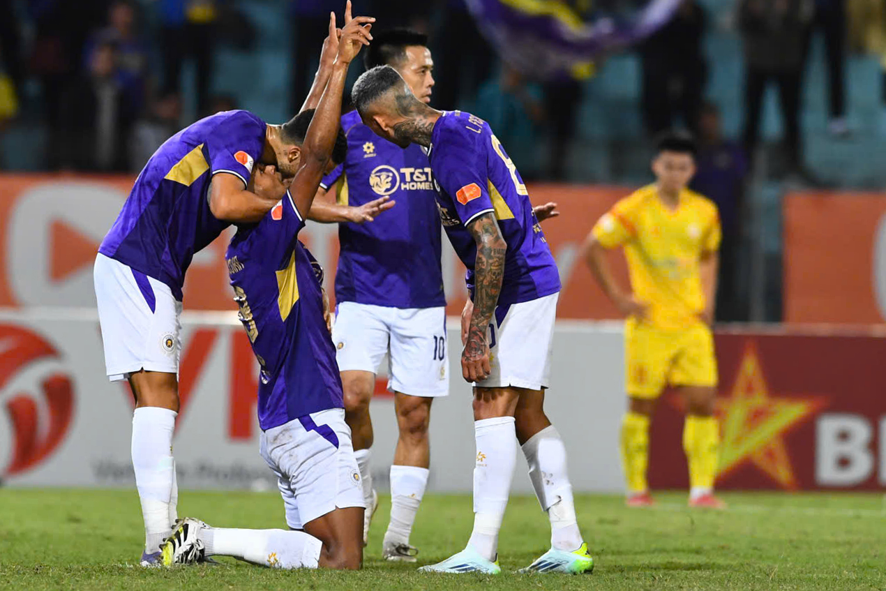 Sao nhập tịch Hoàng Hên lập cú đúp, đội bầu Hiển thắng tưng bừng; HAGL thua đau phút cuối- Ảnh 1. Sao nhập tịch Hoàng Hên lập cú đúp, đội bầu Hiển thắng tưng bừng; HAGL thua đau phút cuối- Ảnh 1.