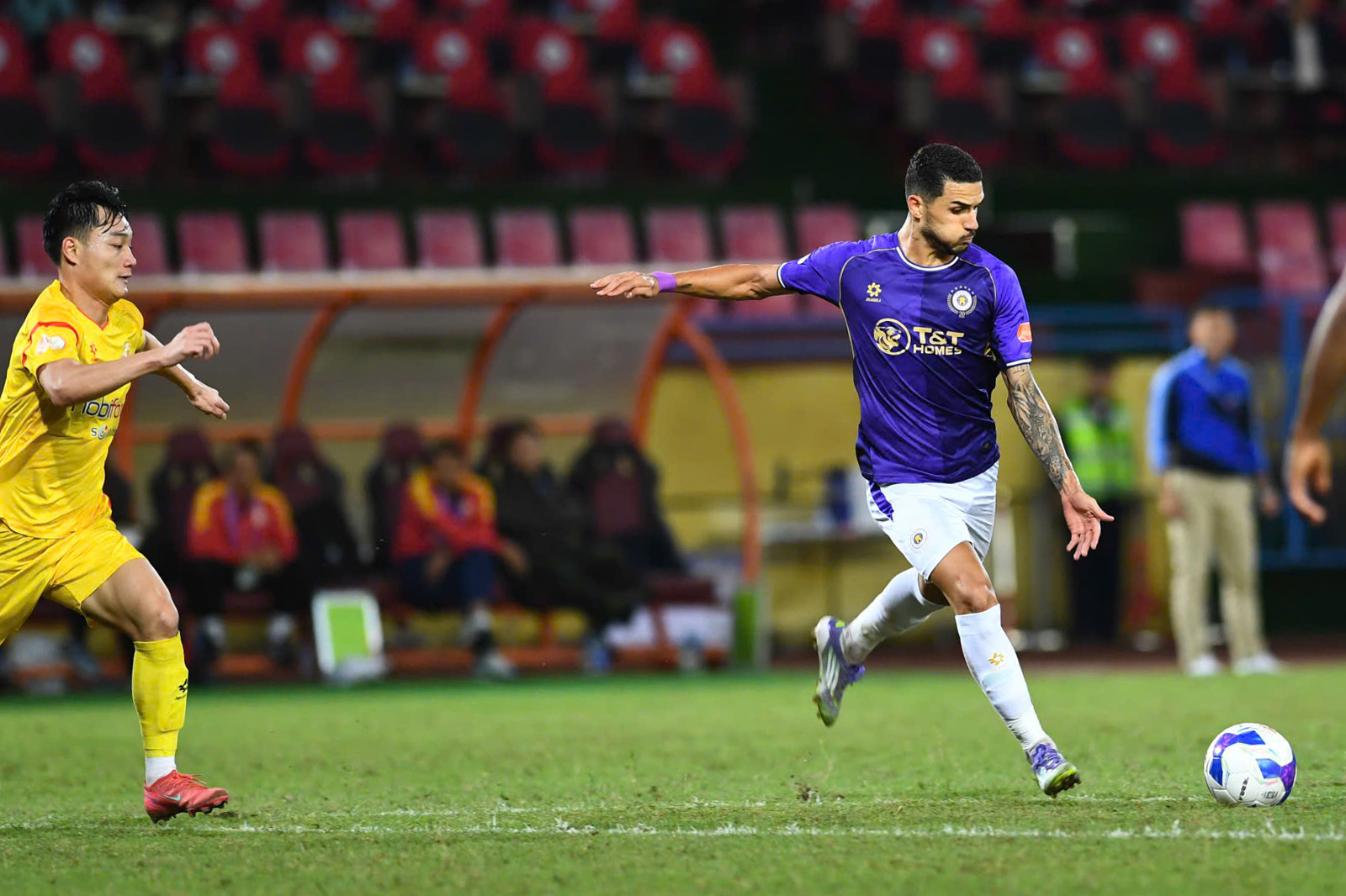 Sao nhập tịch Hoàng Hên lập cú đúp, đội bầu Hiển thắng tưng bừng; HAGL thua đau phút cuối- Ảnh 2. Sao nhập tịch Hoàng Hên lập cú đúp, đội bầu Hiển thắng tưng bừng; HAGL thua đau phút cuối- Ảnh 2.