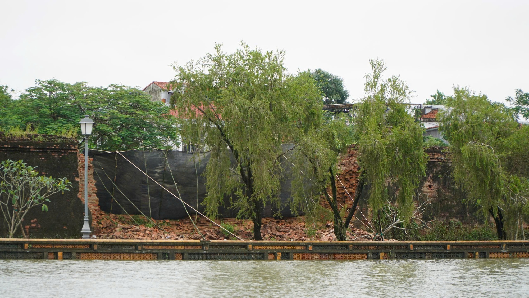 Thông tin chính thức về sự cố sập 15 m tường Hoàng thành Huế- Ảnh 2.