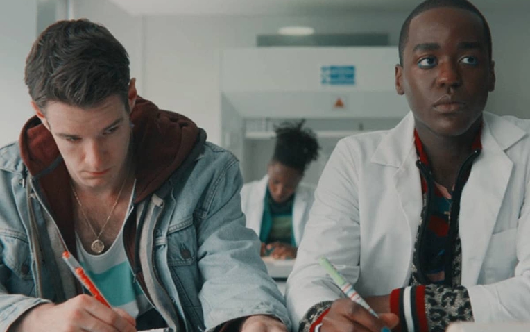 Xem phim Sex Education, tôi đã làm một hành động dũng cảm: Lần đầu tiên, tôi xin lỗi con gái trước mặt cả nhà- Ảnh 1.