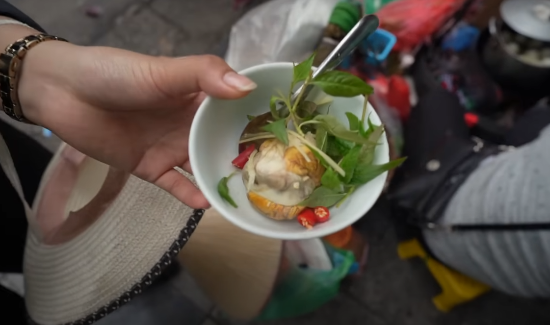 Khách Tây thử món nhiều người Việt cũng chưa chắc dám ăn, nhận xét: "Ở Mỹ tôi không thể tìm thấy nó!"- Ảnh 7.