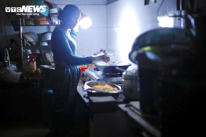 Dân ‘rốn lũ’ ở Huế 1 tuần 3 lần chạy lụt: 'Chúng tôi kiệt sức rồi'- Ảnh 3.