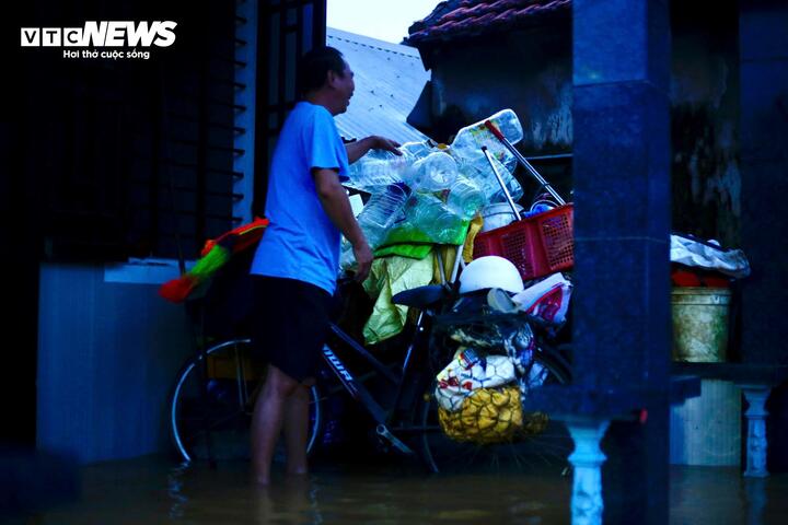 Dân ‘rốn lũ’ ở Huế 1 tuần 3 lần chạy lụt: 'Chúng tôi kiệt sức rồi'- Ảnh 5.