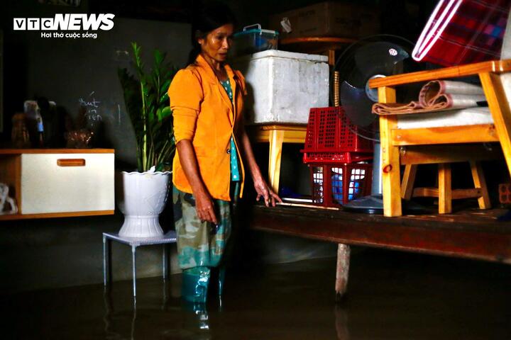 Dân ‘rốn lũ’ ở Huế 1 tuần 3 lần chạy lụt: 'Chúng tôi kiệt sức rồi'- Ảnh 4.