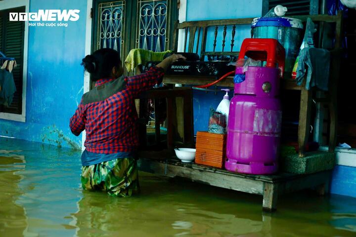 Dân ‘rốn lũ’ ở Huế 1 tuần 3 lần chạy lụt: 'Chúng tôi kiệt sức rồi'- Ảnh 2.