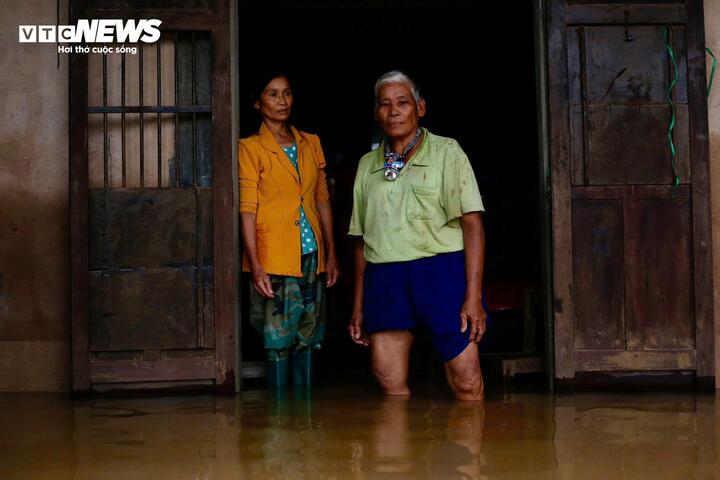 Dân ‘rốn lũ’ ở Huế 1 tuần 3 lần chạy lụt: 'Chúng tôi kiệt sức rồi'- Ảnh 1.