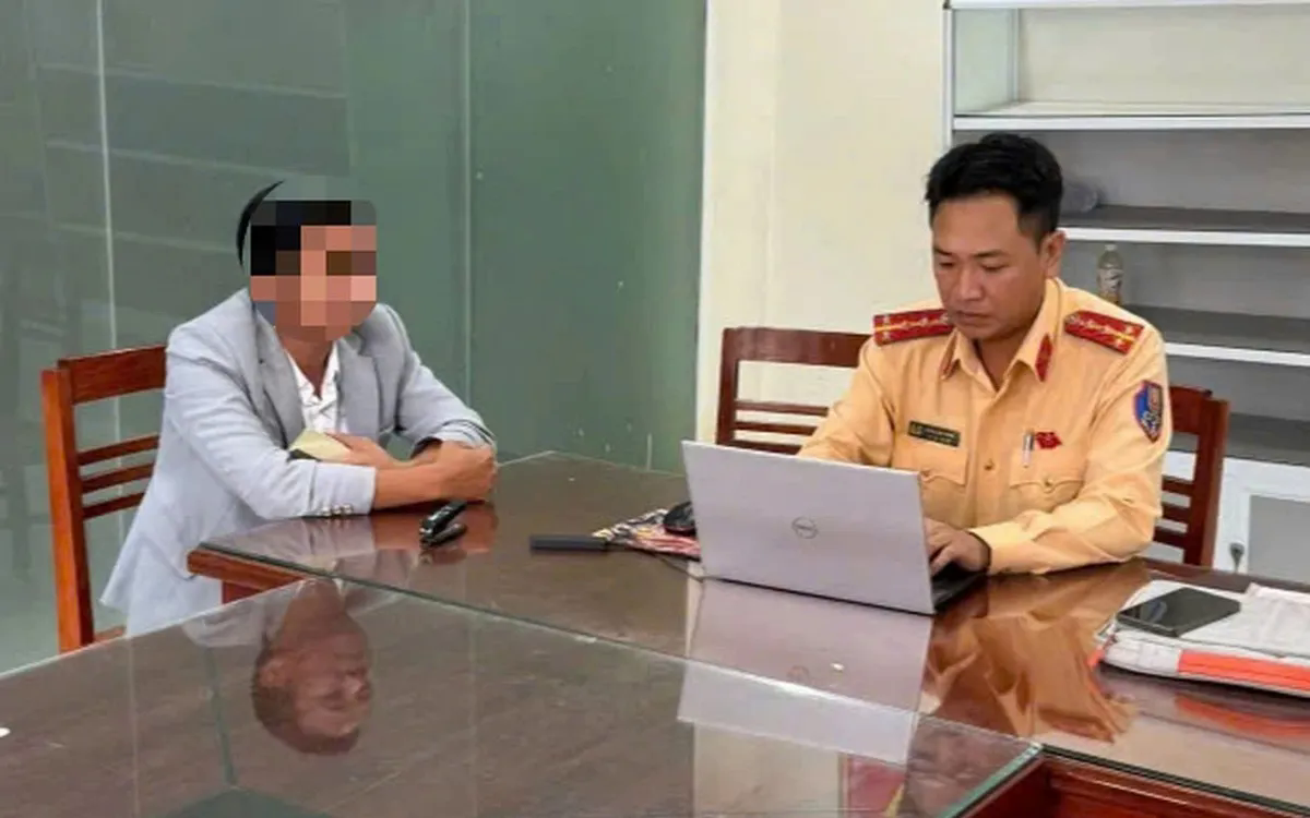 Xe ô tô chạy lùi tránh kiểm tra nồng độ cồn lao xuống ruộng- Ảnh 1.