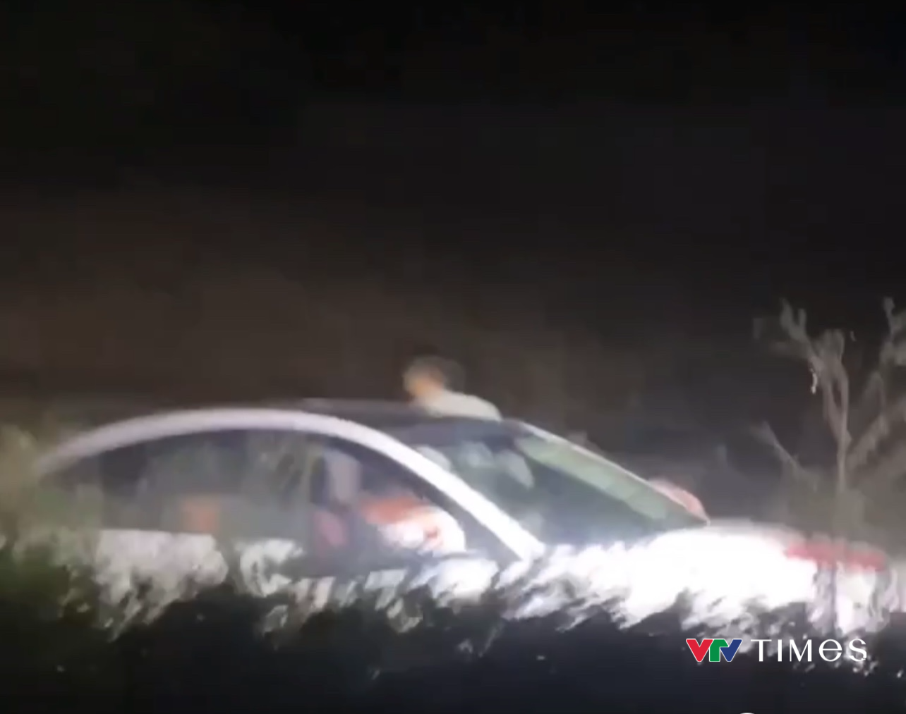 Xe ô tô chạy lùi tránh kiểm tra nồng độ cồn lao xuống ruộng- Ảnh 2. Xe ô tô chạy lùi tránh kiểm tra nồng độ cồn lao xuống ruộng- Ảnh 2.
