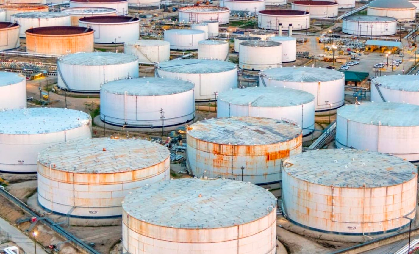 Mỗi ngày rút gần 1 triệu thùng dầu khỏi thị trường toàn cầu trong khi nhiều 'ông lớn' ngừng mua dầu Nga: Láng giềng Việt Nam đang có mục đích gì? - Ảnh 1.