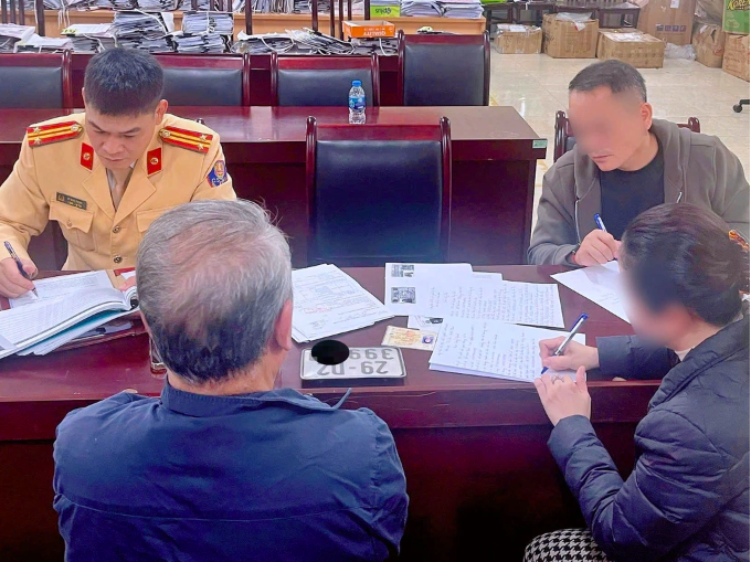 Bất ngờ danh tính người vi phạm trong vụ 2 xe SH trùng biển số có 'tứ quý 9' trên phố Hà Nội- Ảnh 1. Bất ngờ danh tính người vi phạm trong vụ 2 xe SH trùng biển số có 'tứ quý 9' trên phố Hà Nội- Ảnh 1.