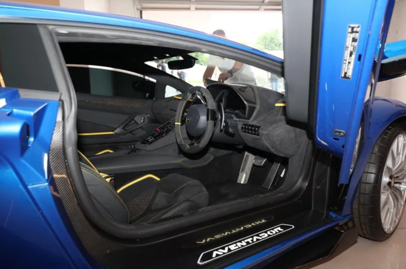 Đột kích dinh thự đồ sộ của 1 doanh nhân, tịch thu khối tài sản hơn 1.240 tỷ đồng gồm tiền mặt và loạt siêu xe- Ảnh 4. Đột kích dinh thự đồ sộ của 1 doanh nhân, tịch thu khối tài sản hơn 1.240 tỷ đồng gồm tiền mặt và loạt siêu xe- Ảnh 4.