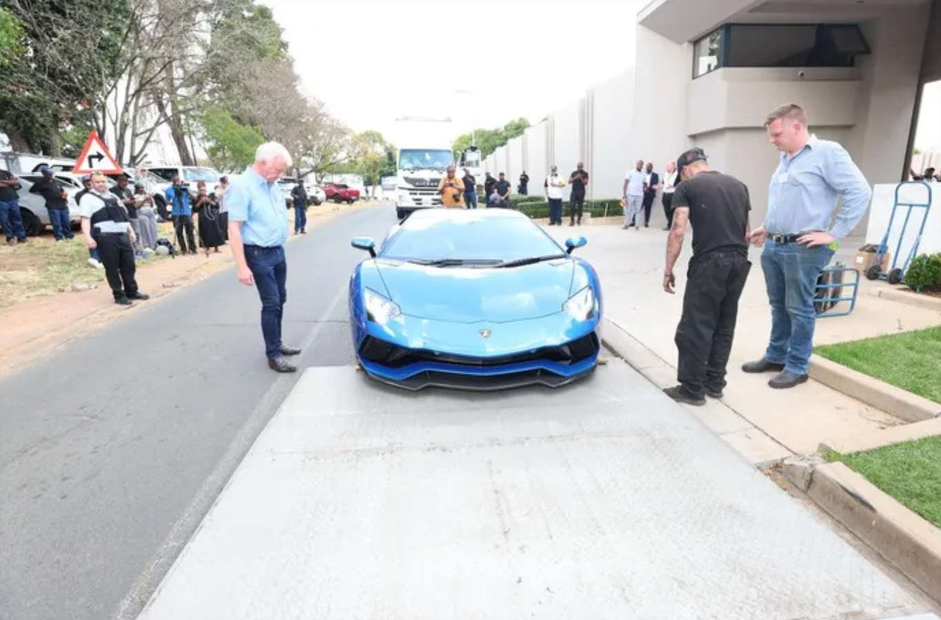 Đột kích dinh thự đồ sộ của 1 doanh nhân, tịch thu khối tài sản hơn 1.240 tỷ đồng gồm tiền mặt và loạt siêu xe- Ảnh 5. Đột kích dinh thự đồ sộ của 1 doanh nhân, tịch thu khối tài sản hơn 1.240 tỷ đồng gồm tiền mặt và loạt siêu xe- Ảnh 5.