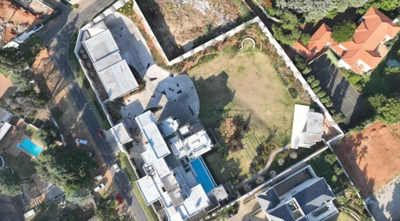 Đột kích dinh thự đồ sộ của 1 doanh nhân, tịch thu khối tài sản hơn 1.240 tỷ đồng gồm tiền mặt và loạt siêu xe- Ảnh 1. Đột kích dinh thự đồ sộ của 1 doanh nhân, tịch thu khối tài sản hơn 1.240 tỷ đồng gồm tiền mặt và loạt siêu xe- Ảnh 1.