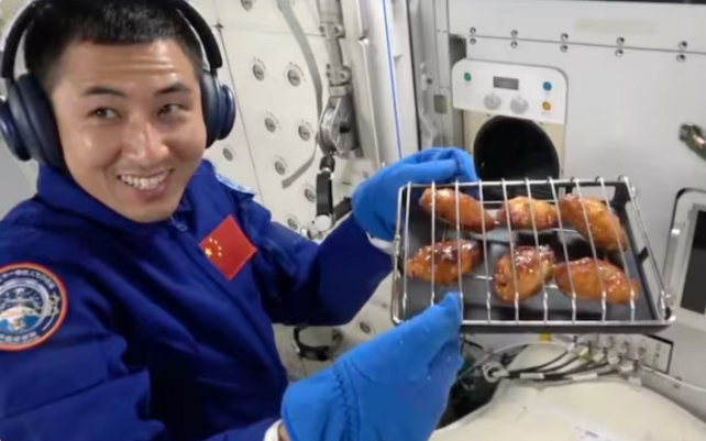 Sự cố bất thường khiến tàu vũ trụ Trung Quốc chưa trở về Trái đất- Ảnh 2. Phi hành gia nướng cánh gà và bít tết ngay trên trạm vũ trụ