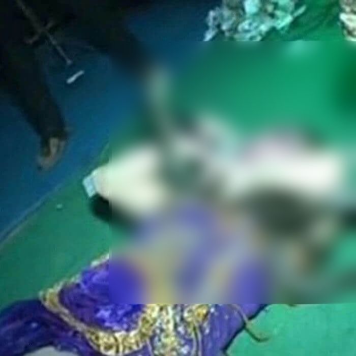 Kinh hoàng nữ ca sĩ bị rắn cắn ngay trên sân khấu- Ảnh 2.