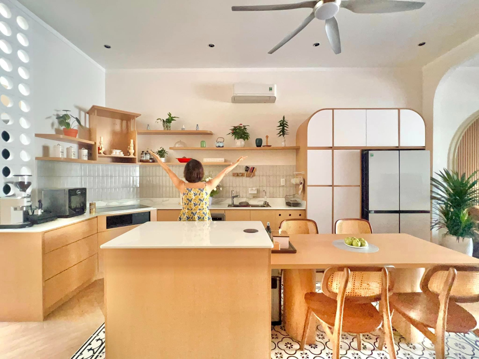 Kinh nghiệm 15 năm sống chung cư: Tôi nhận ra nên làm bếp mở với phòng khách hay bếp khép kín, chọn đúng thì sống sướng, bán dễ- Ảnh 2. Kinh nghiệm 15 năm sống chung cư: Tôi nhận ra nên làm bếp mở với phòng khách hay bếp khép kín, chọn đúng thì sống sướng, bán dễ- Ảnh 2.