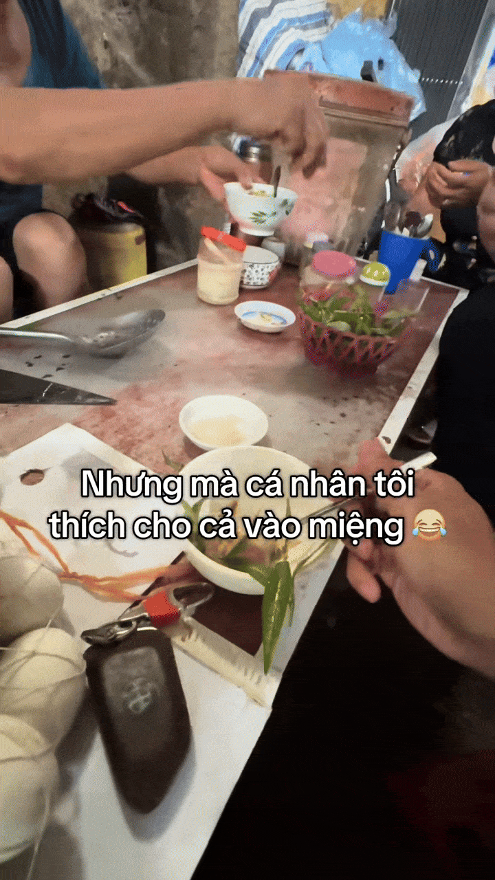 Khách Tây thử món nhiều người Việt cũng chưa chắc dám ăn, nhận xét: "Ở Mỹ tôi không thể tìm thấy nó!"- Ảnh 1.