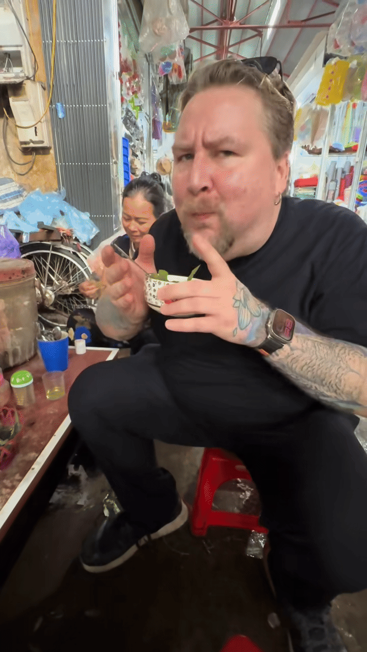 Khách Tây thử món nhiều người Việt cũng chưa chắc dám ăn, nhận xét: "Ở Mỹ tôi không thể tìm thấy nó!"- Ảnh 2.