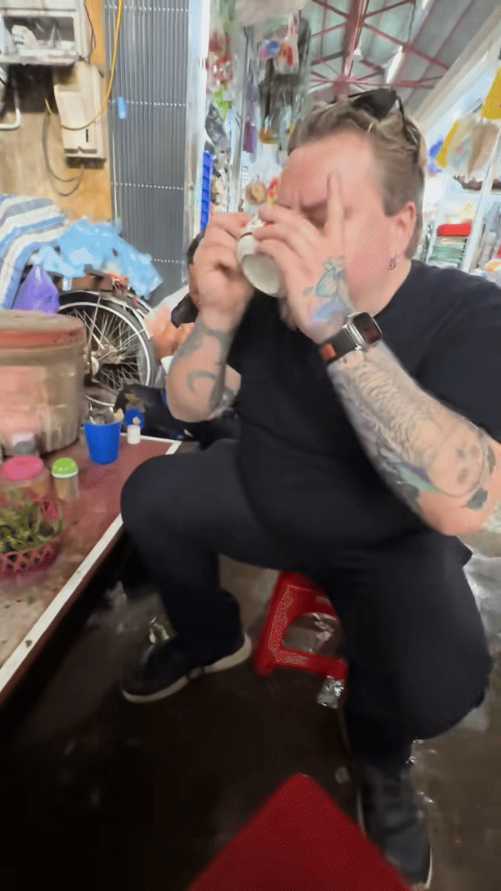 Khách Tây thử món nhiều người Việt cũng chưa chắc dám ăn, nhận xét: "Ở Mỹ tôi không thể tìm thấy nó!"- Ảnh 3.