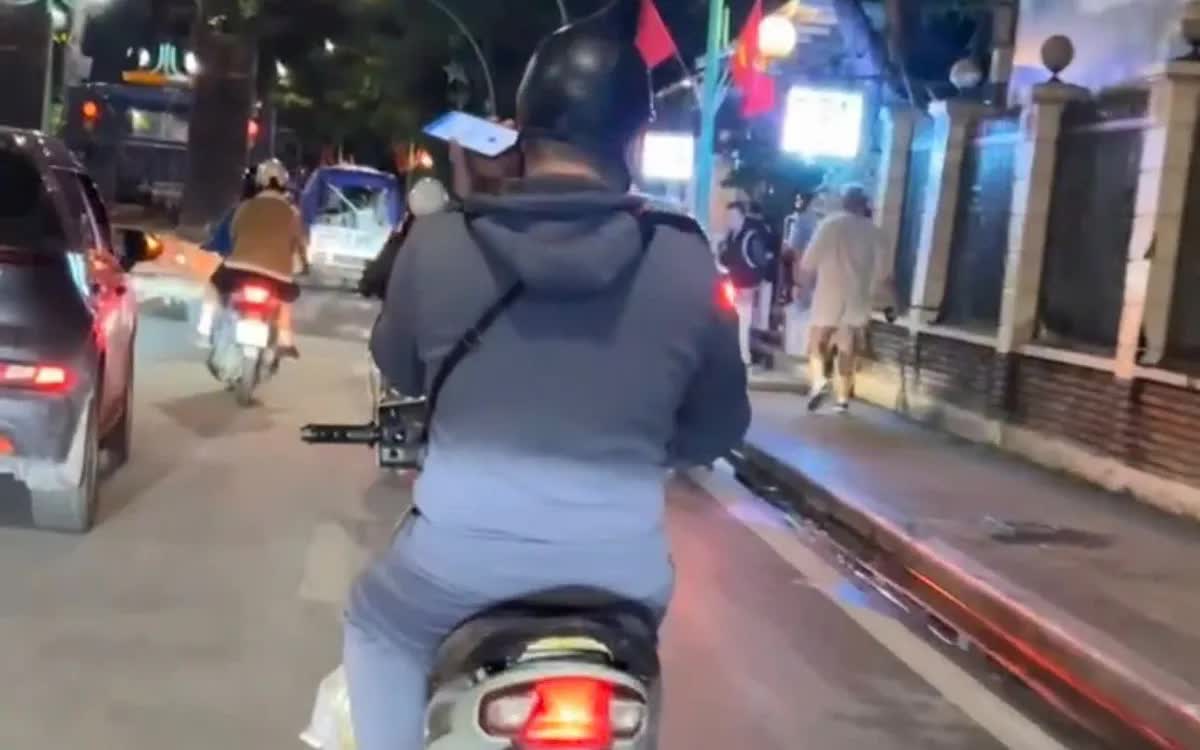 Trừ 4 điểm trên GPLX đối với thanh niên vừa điều khiển xe vừa sử dụng điện thoại- Ảnh 1.